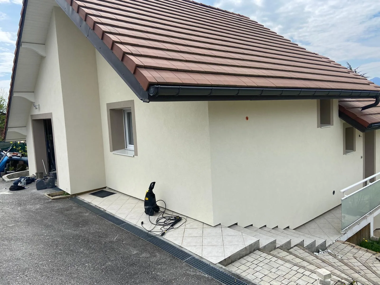 Pose de panneaux isolants STO sur une façade en chantier en Savoie