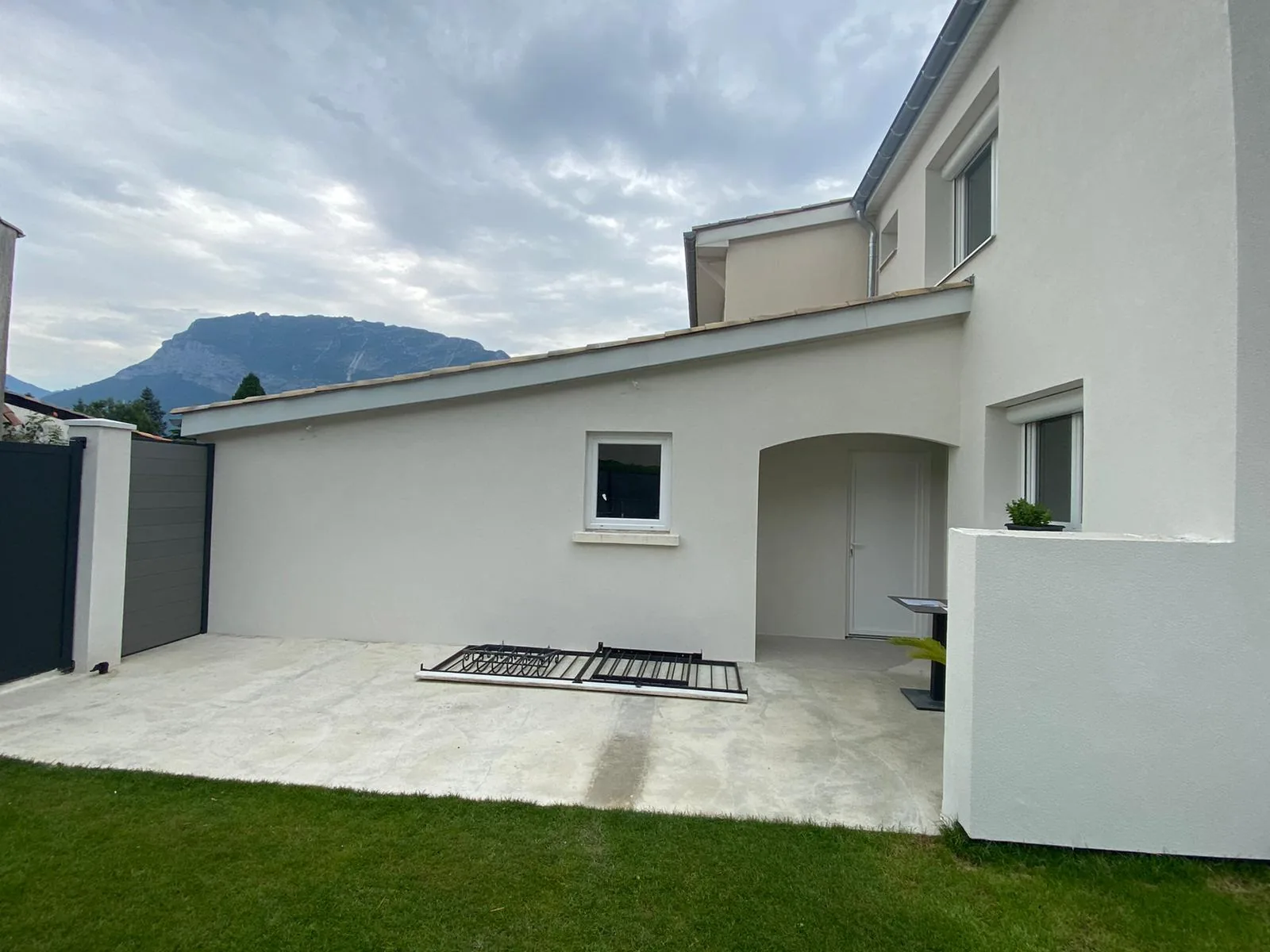 Finition enduit gratté grain moyen sur isolation thermique extérieure STO